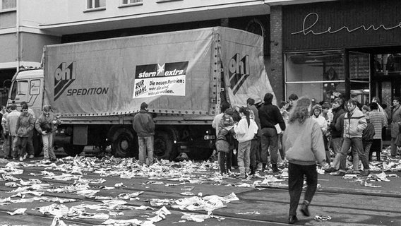 Am 3. Februar 1990 liegen zig zerrissene Hefte einer "Stern"-Sonderausgabe zur Volkskammerwahl in der DDR auf einer Rostocker Straße. © Imago Images / Roland Hartig Foto: Roland Hartig