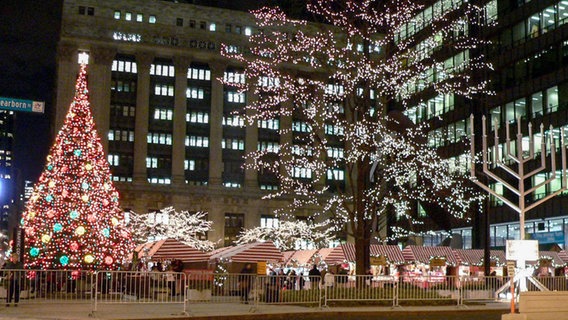 Der Christkindlmarket Chicago auf der Richard J. Daley Plaza in Chicago Der Christkindlmarket Chicago auf der Richard J. Daley Plaza in Chicago © dpa - Bildfunk Foto: DB Johanna Durnbaugh