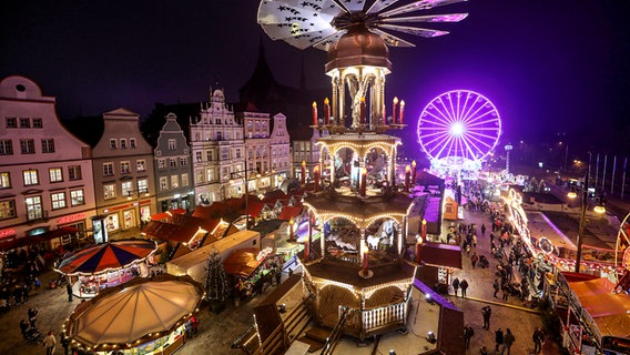 Blick über den Rostocker Weihnachtsmarkt mit der Weihnachtspyramide Blick über den Rostocker Weihnachtsmarkt mit der Weihnachtspyramide © picture alliance/Bernd Wüstneck/dpa-Zentralbild/ZB Foto: Bernd Wüstneck