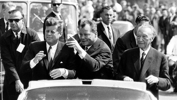 John F. Kennedy, Willy Brandt, Konrad Adenauer in Berlin am 26. Juni 1963 © picture alliance/Associated Press 