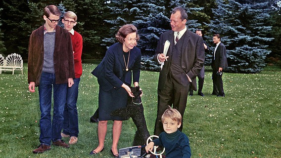 Willy Brandt mit seiner Frau Rut und den Söhnen Lars, Peter und Matthias 1965 im Garten. © picture-alliance / dpa Foto: Philipp