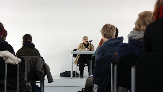 Steffi Wittenberg hält einen Vortrag vor Schülern in der Gedenkstätte des KZ Neuengamme.  Foto: Elena Kuch
