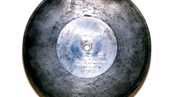 Eine Zinkplatte aus dem Jahr 1887. Sie diente als Tonträger für das erste 1887 von Emil Berliner erfundene Grammophon. Eine Zinkplatte aus dem Jahr 1887. Sie diente als Tonträger für das erste 1887 von Emil Berliner erfundene Grammophon. © Picture-Alliance/dpa