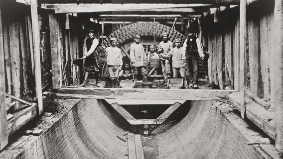 Arbeiter beim Bau eines Siels in Hamburg © Staatsarchiv 