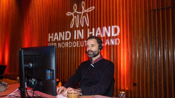 NDR Mitarbeiter Johannes Avenarius mit Headset am Telefon beim Spendentag "Hand in Hand für Norddeutschland". © Axel Herzig Foto: Axel Herzig