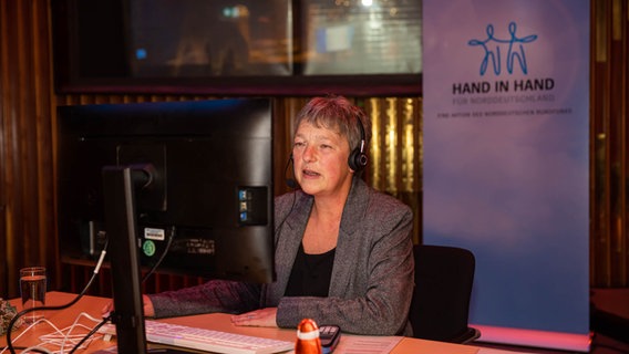 Hanna Naber beim Spendentag "Hand in Hand für Norddeutschland" mit Headset am Spendentelefon vor einem Bildschirm. © Axel Herzig Foto: Axel Herzig