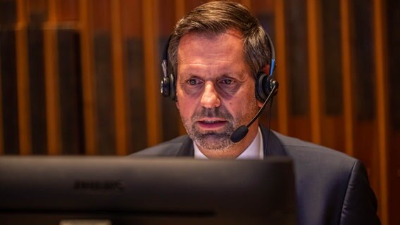 Niedersachsens Wirtschaftsminister Olaf Lies (SPD) beim Spendentag "Hand in Hand für Norddeutschland" mit Headset vor einem Bildschirm am Telefon. © Axel Herzig Foto: Axel Herzig