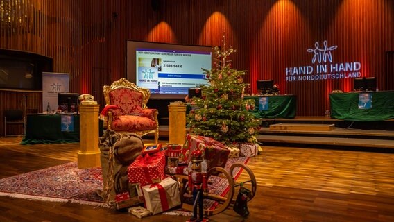 Das Studio für den Spendentag "Hand in Hand für Norddeutschland" in dem ein Weihnachtsbaum steht und auf einem Monitor steht ein Geldbetrag über 2,5 Millionen Euro. © Axel Herzig Foto: Axel Herzig