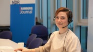 NDR 90,3 Nachrichtenmoderatorin Rosa Erdmann am 10. Dezember 2021 bei Hand in Hand für Norddeutschland am Spendentelefon. © Marco Peter 