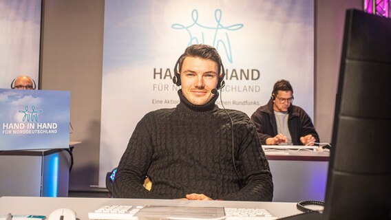 Musiker Öxl aus Wismar hat auch telefonisch Spenden entgegen genommen. © NDR Foto: Georg Hundt