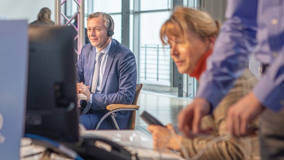 Heiko Geue sitzt lächelnd am Spendentelefon. © NDR Foto: Georg Hundt