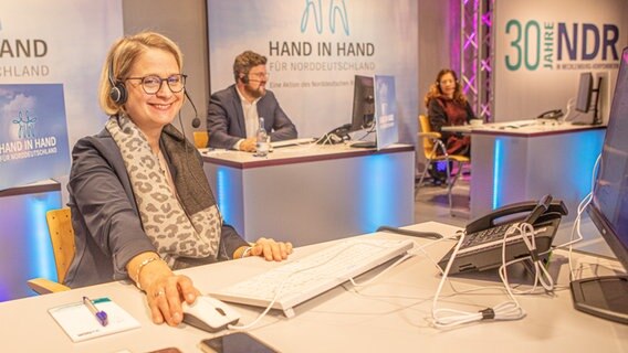 Birgit Hesse (SPD) sitzt am Spendentelefon © NDR Foto: Georg Hundt