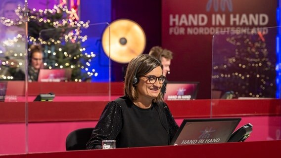 Inka Schneider im Callcenter in Hamburg-Lokstedt. © NDR Foto: Markus Hertrich