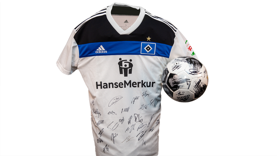 Ein von HSV-Spielern unterschriebenes Trikot und ein Spielball. © NDR Foto: Janis Röhlig