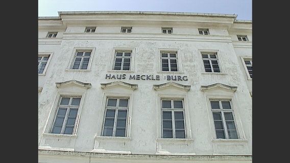 Das "Haus Mecklenburg" in Heiligendamm mit bröckelndem Putz Mitte der 1990er-Jahre. © NDR 
