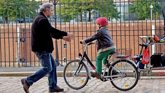 Henri auf dem Fahrrad © NDR Foto: Claudia Timmann