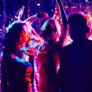 Tanzende Menschen in einer Disco. © colourbox Foto: Pressmaster