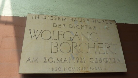 Eine Tafel weist auf das Geburtshaus von Wolfgang Borchert hin © NDR.de Foto: Marc-Oliver Rehrmann