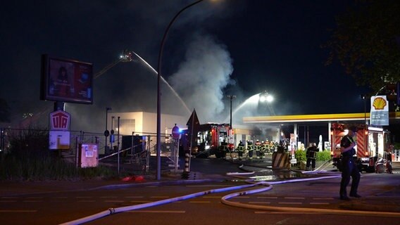 Löscharbeiten an einer brennenden Tankstelle in Hamburg-Hammerbrook. © NDR Foto: Finn Kessler