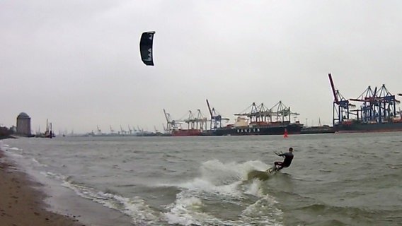 Ein Kitesurfer auf der Elbe im Hamburger Hafen. © Linus Erdmann Foto: Linus Erdmann