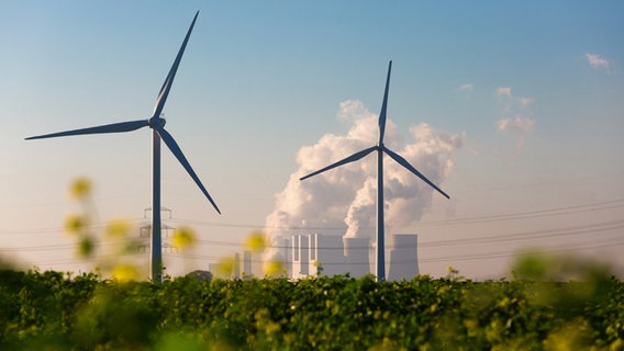 Windräder mit dahinterliegendem Kohlekraftwerk © photocase.de Foto: birdys