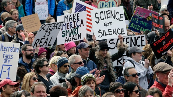 Wissenschaftler demonstrieren am 19.02.2017 in Boston, USA, gegen die Trump-Regierung und für die Anerkennung der Bedeutung der Wissenschaft. © Steven Senne/AP/dpa Foto: Steven Senne