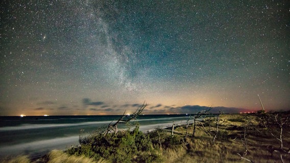Eine tolle Nachtaufnahme mit Langzeitbelichtung. Ein Sternenhimmel über der Ostsee. Wirklich atemberaubend. © NDR Foto: Klaus Haase aus dem Ostseebad Prerow