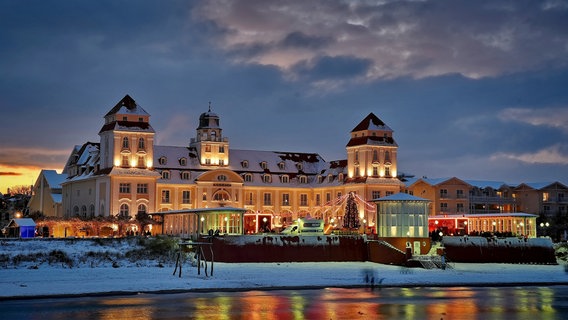 Das Binzer Kurhaus im vorweihnachtlichen Glanz. © NDR Foto: Axel Plate aus Stralsund