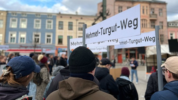 Nach NSU-Mord fordern Demonstrierende, dass Straße am Tatort in "Mehmet-Turgut-Weg" umbenannt wird © NDR Foto: Jürn-Jakob Gericke