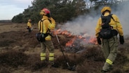 Feuerwehrmänner beobachten das Feuer auf der Retzower Heide © NDR Foto: Isabel Seifert