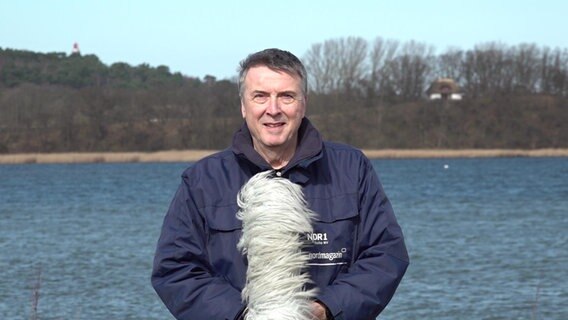 Uwe Ulbrich steht vor einem See. © NDR 