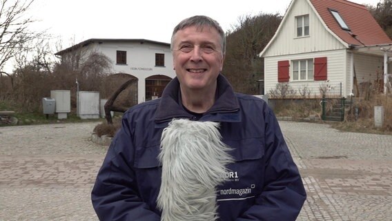 Uwe Ulbrich steht vor einem Haus. © NDR 