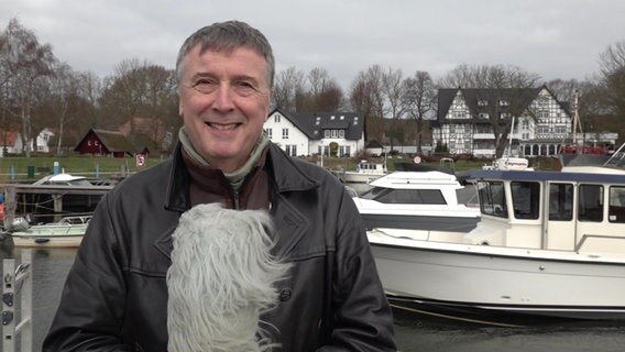 Uwe Ulbrich steht auf dem Steg. © NDR 