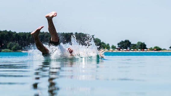 Ein Mann springt kopfüber in einen See © Colourbox Foto: Jakub Cejpek