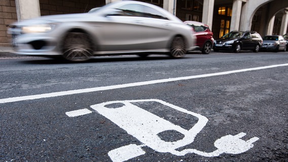 Ein Symbol eines Elektroautos markiert einen Parkplatz neben einer E-Ladesäule. © picture alliance/dpa Foto: Julian Stratenschulte/dpa