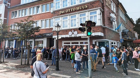 Menschen warten vor dem Otto Huus in Emden. © NDR Foto: Sebastian Duden