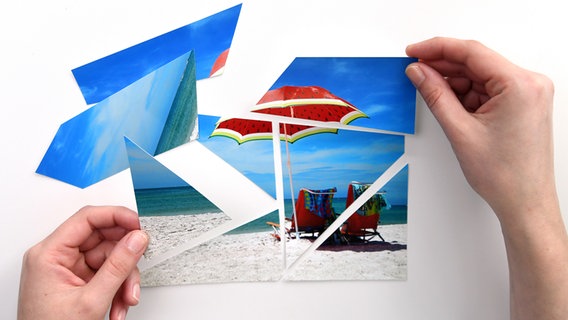 Eine zerschnittene Postkarte werden von einer Person sortiert. © picture alliance / dpa Themenbild Foto: Andrea Warnecke