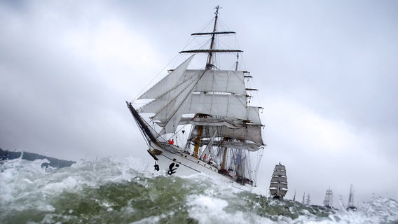 Das Segelschulschiff Gorch Fock auf der Kieler Förde während der Kieler Woche © imago Foto: Thomas Zimmermann