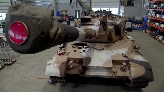 In einer Halle des Flensburger Unternehmen FFG ist das Rohr eines Leopard-1-Panzer auf die AKmera gerichtet. © ZDF 