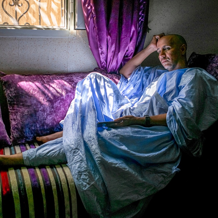 Mohamedou Slahi entspannt sich auf dem Sofa im Haus eines Freundes in Nouakchott, Mauretanien. © Jörg Gruber 