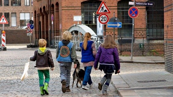 Kinder gehen mit Hund Gassi © NDR Foto: Claudia Timmann