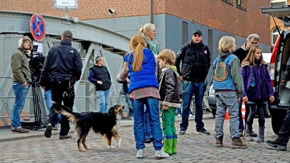 Filmteam vor der Hunde-Szene © NDR Foto: Claudia Timmann