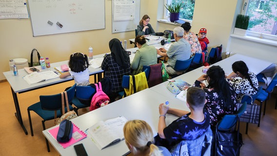Teilnehmerinnen und Teilnehmer lernen in einem Integrationskurs im Eltern-Kind-Zentrum (EKiZ) in Hamburg. ©  Christian Charisius / picture alliance / dpa Foto:  Christian Charisius