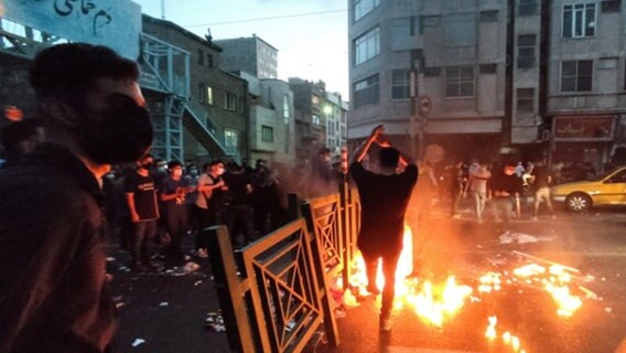 Bei einer Demonstration gegen das Regime in Teheran brennt es auf der Straße © Reuters / WANA Foto: Alex Richardson