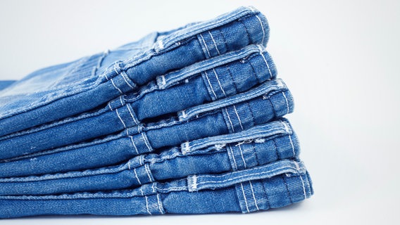 Ein Stapel von Jeans vor hellem Hintergrund © COLOURBOX Foto: foto76
