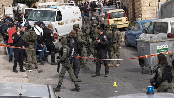 Israelische Polizei sichert den Ort eines Angriffs in Ost-Jerusalem. © AP/dpa Foto: Mahmoud Illean
