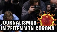 "Journalismus in Zeiten von Corona" steht als Text auf dem Bild. Zu sehen sind Fotografen, die eine Grafik des Coronvirus fotografieren. © NDR 