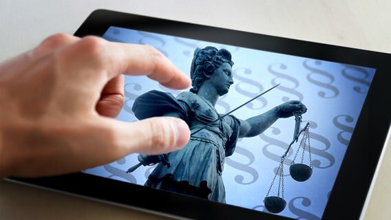 Tablet PC auf dem eine Abbildung der Justitia vor Paragraphenzeichen zu sehen ist (Bildmontage) © imago, Fotolia.com Foto: Ralph Peters, CTK Photo, bloomua
