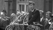 John F. Kennedy bei seiner berühmten Rede in Berlin 1963. © dpa picture alliance 