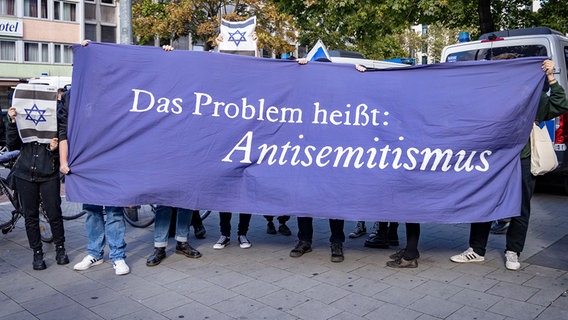 Pro-Israelische Gegendemonstranten halten ein Transparent mit der Aufschrift "Das Problem heißt: Antisemitismus". © picture alliance/dpa Foto: Christoph Reichwein